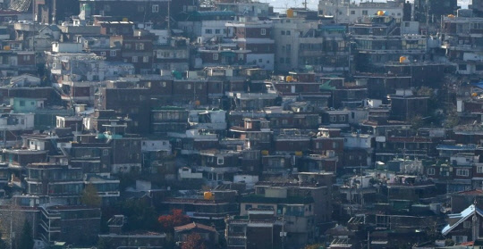 전국 단독주택 22만호의 공시지가가 해당 토지의 공시지가보다 낮은 것으로 나타났다. 사진은 서울의 주택 전경.<연합뉴스>